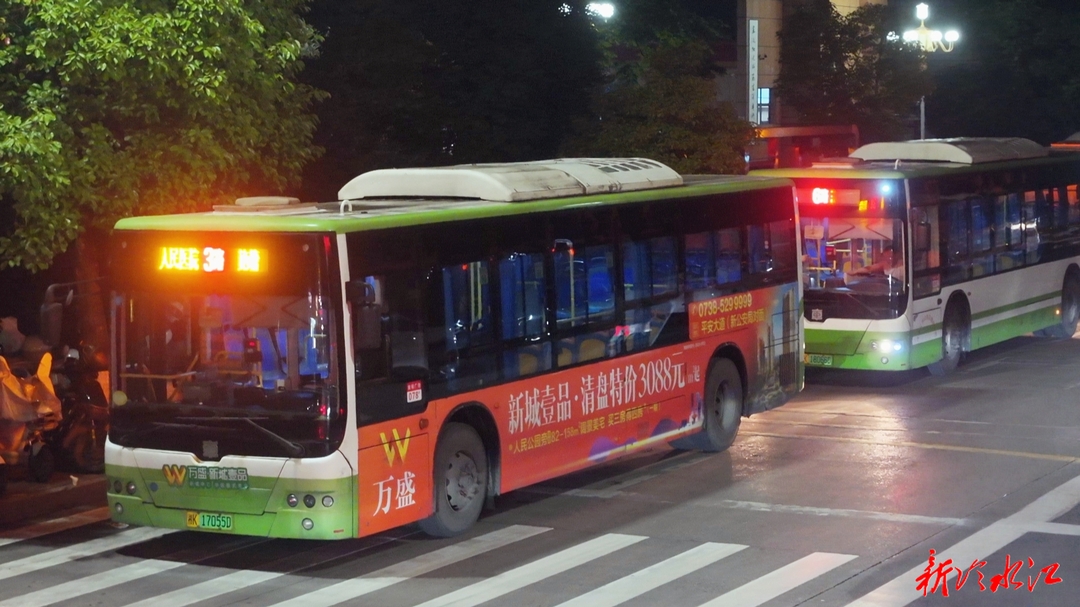 护航高考 十一年坚守 晚间公交专线温暖学子回家路
