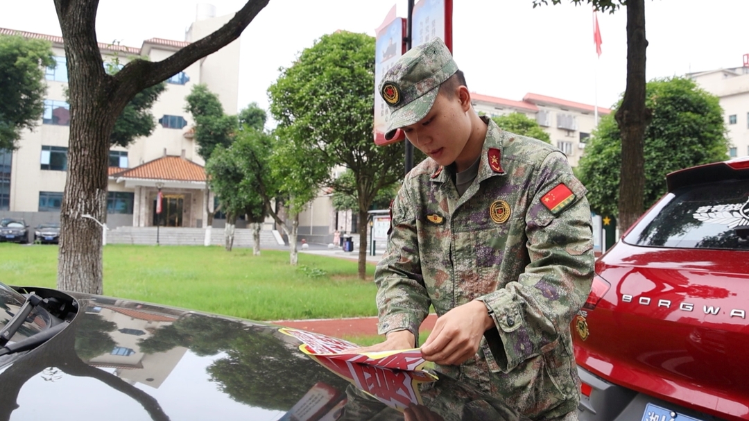 护航高考 | 市人武部连续10年爱心送考：点点迷彩绿 护航求学路