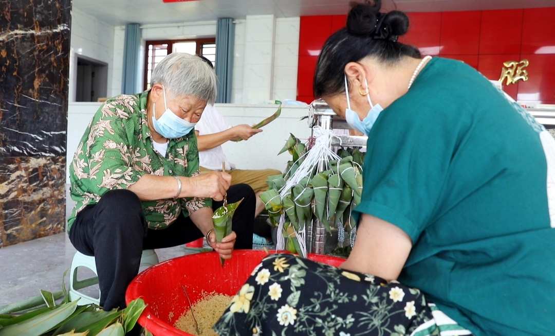 我们的节日·端午丨布溪街道老屋村：千枚粽子送上门 敬老情深暖端午