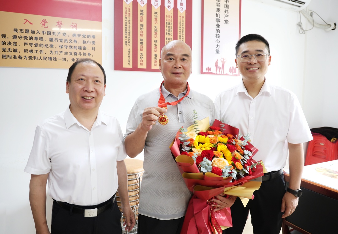 唐正开展“七一”走访慰问活动