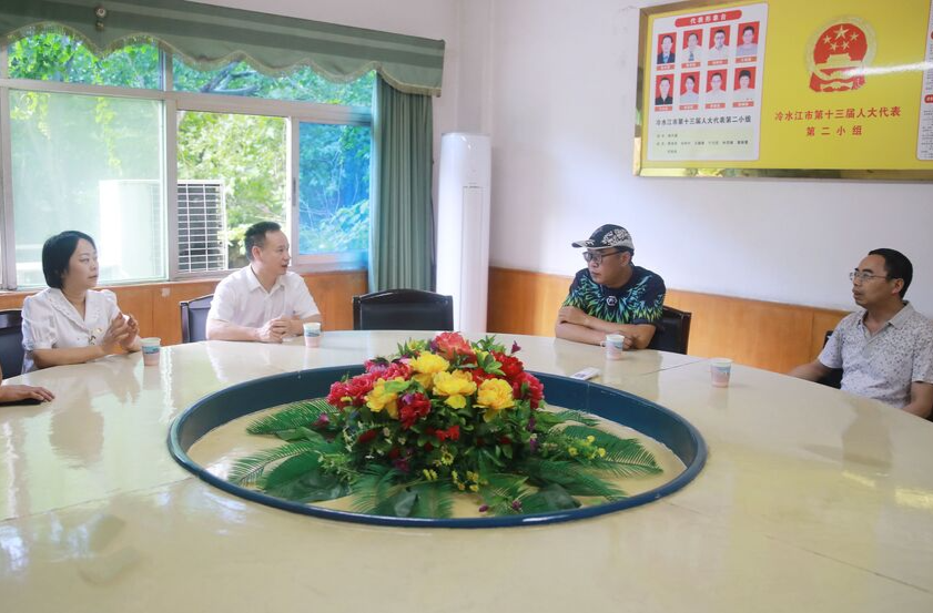 冷水江市委两新工委开展“七一”走访慰问活动