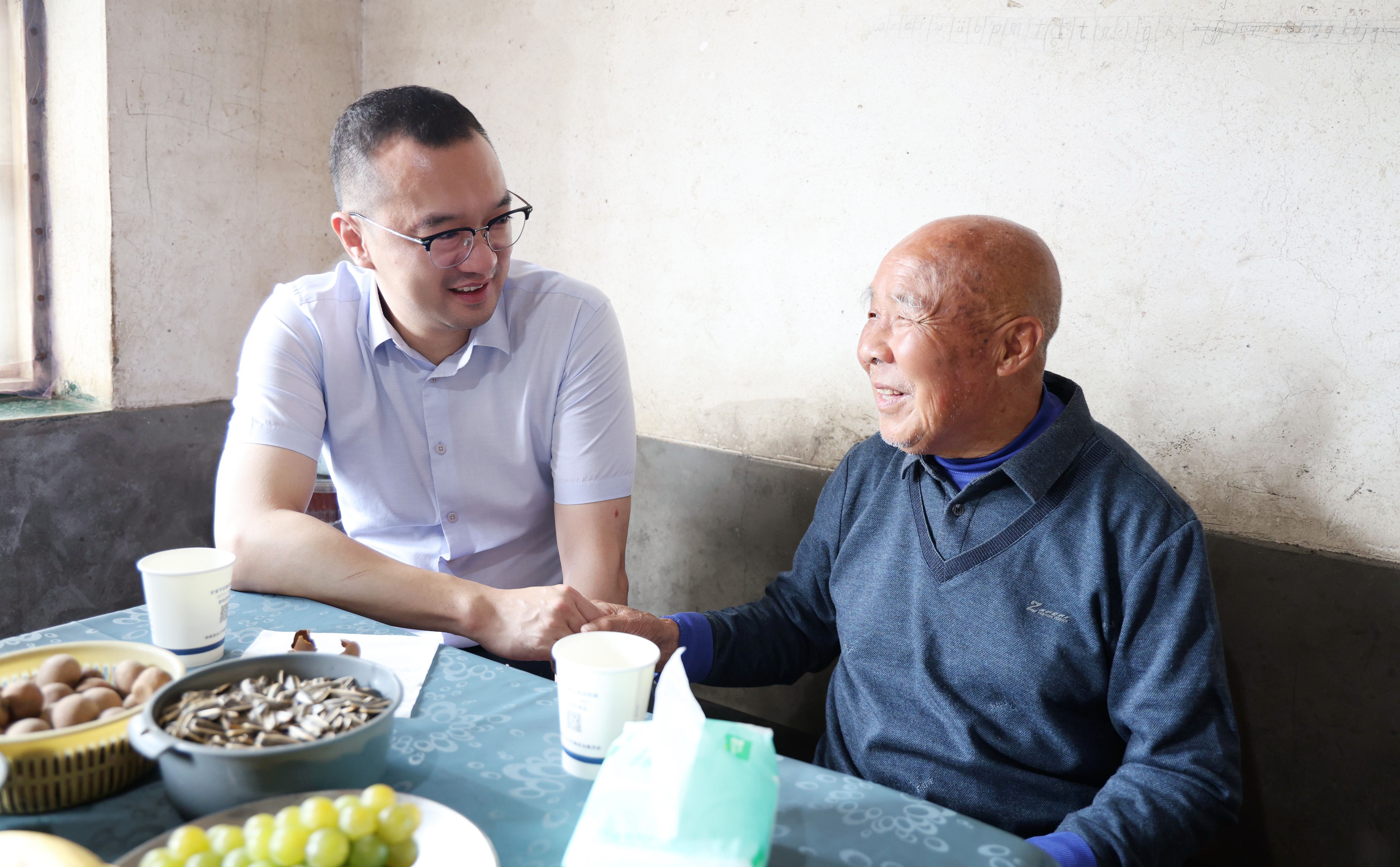 情暖“七一” | 王益群赴锡矿山街道走访慰问困难老党员