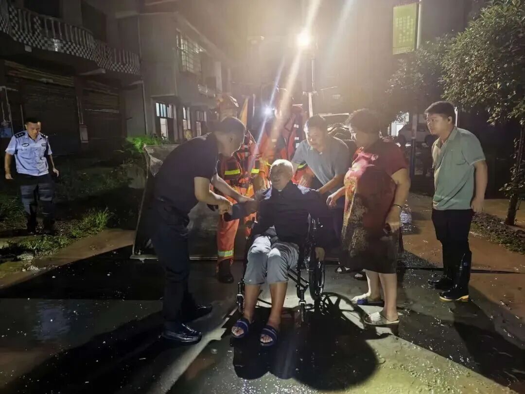 湖南娄底新化：迎战台风“美莎克” 转移群众5683人 实现零伤亡