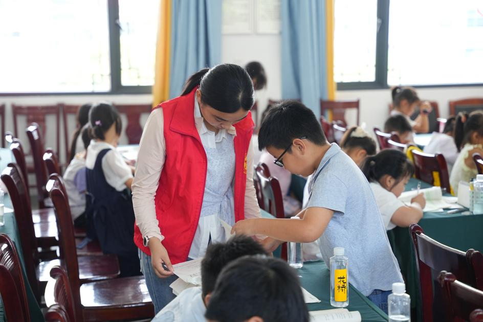 冷水江市铎山镇：21岁公费师范生返乡支教传递温暖