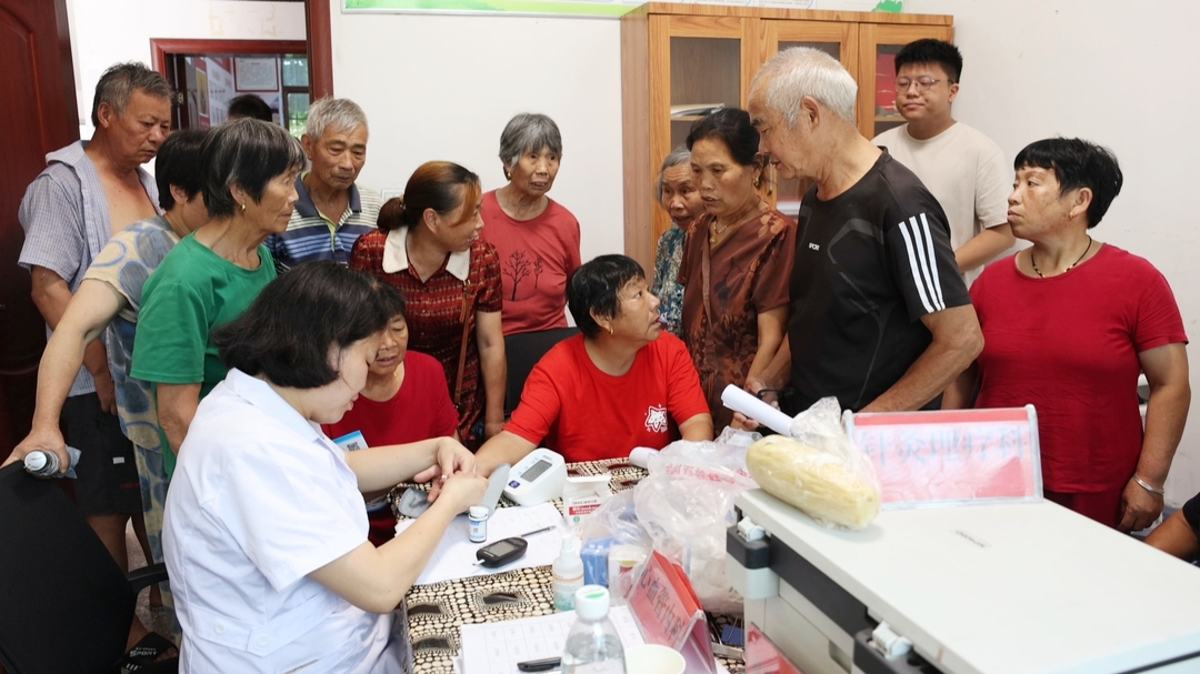 市人民医院联合驻村帮扶单位开展公益义诊活动