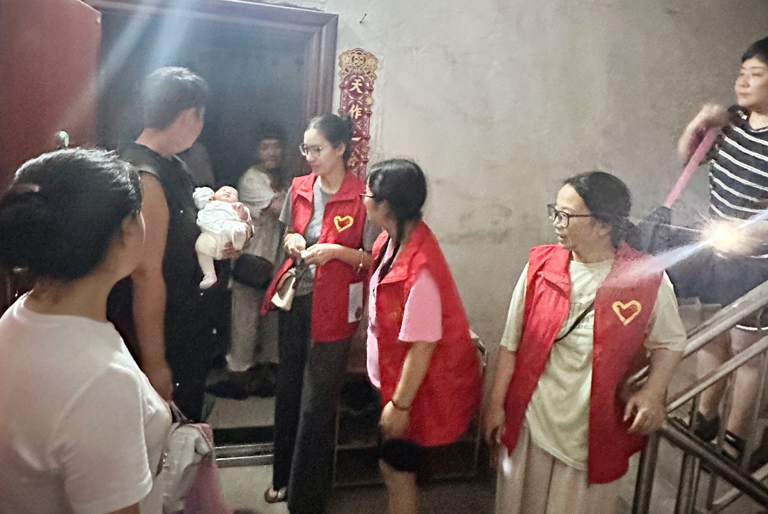 迎战强降雨  冷水江街道施塘社区：闻“汛”而动 连夜转移7名群众