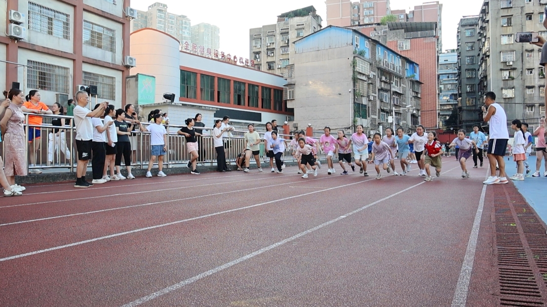 冷水江：退役军人义务带跑四年 晨跑团成为假期“加油站”
