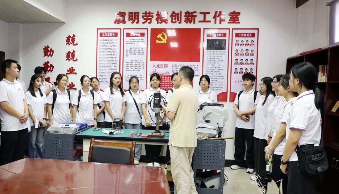 团市委组织返乡大学生参观大唐华银金竹山发电公司