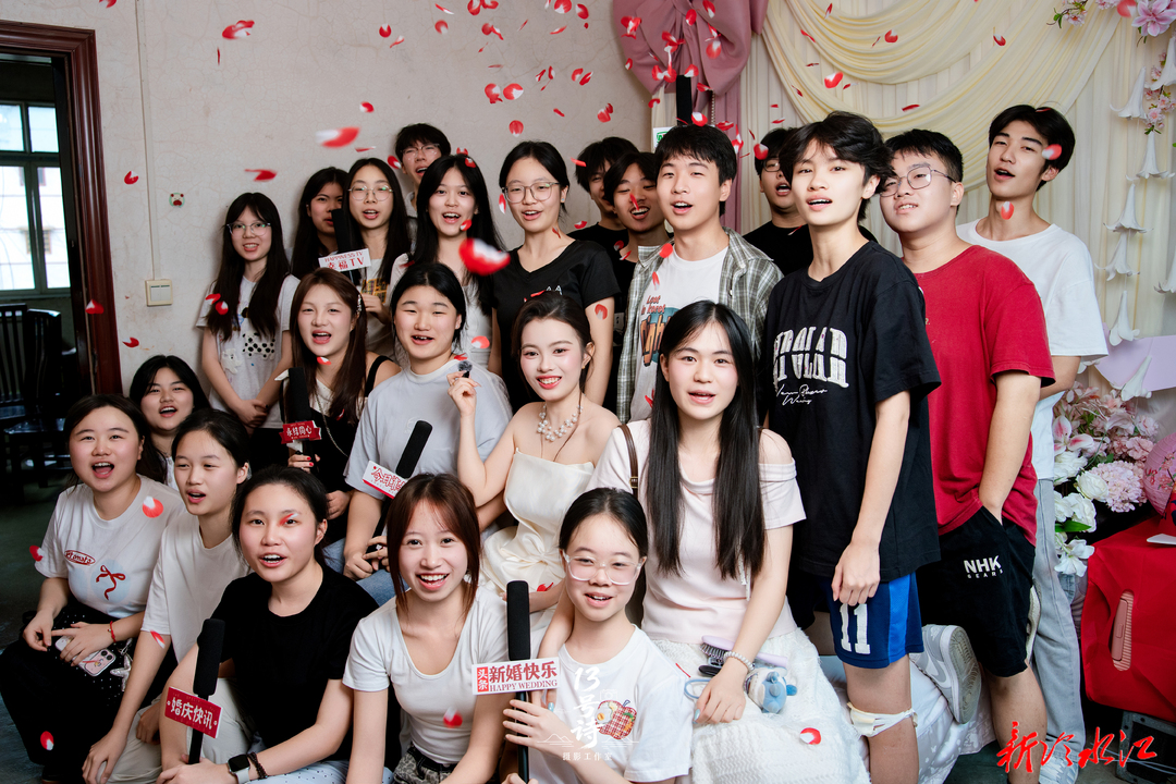 新闻现场 | 冷水江：13辆电动车送嫁 见证最美师生情