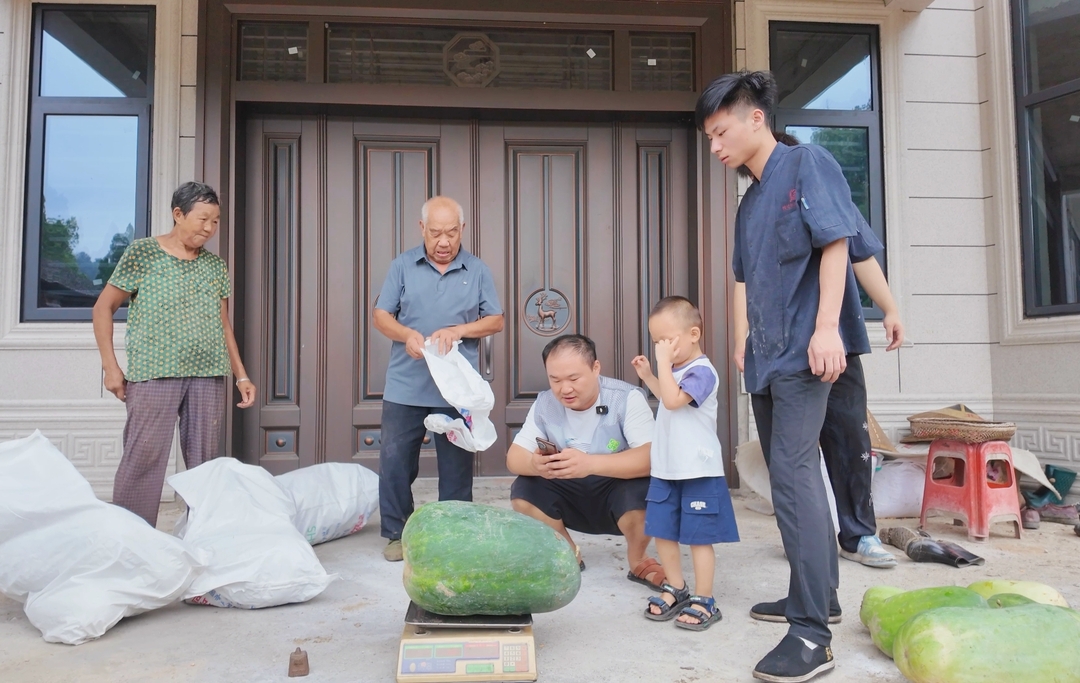 冷水江：流动供销车开进村 助农服务“零距离”