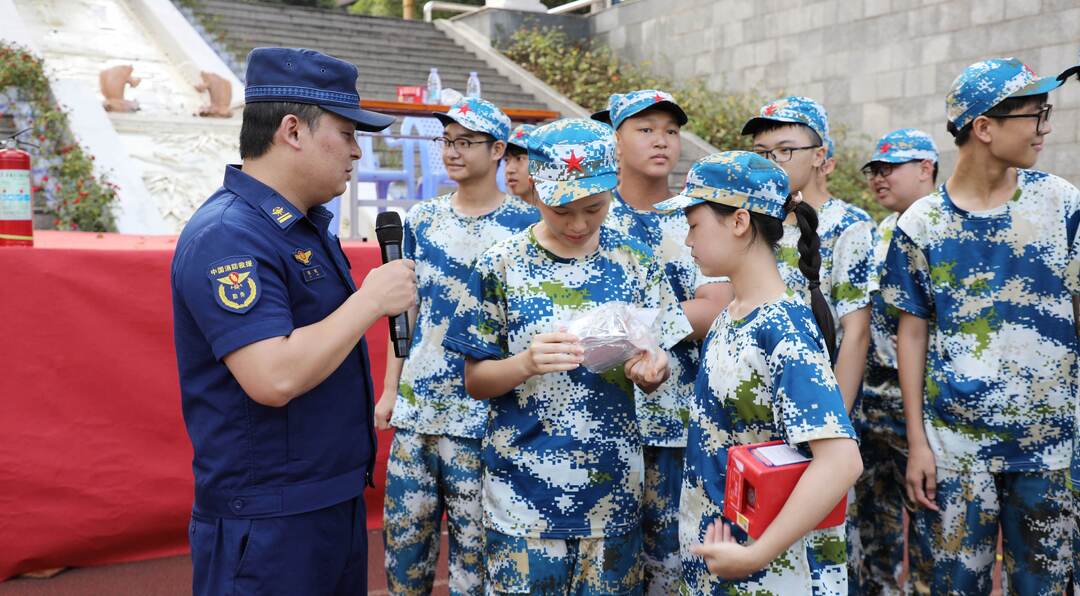 在秋天开学丨市第一中学开展新生消防救护与国防知识培训