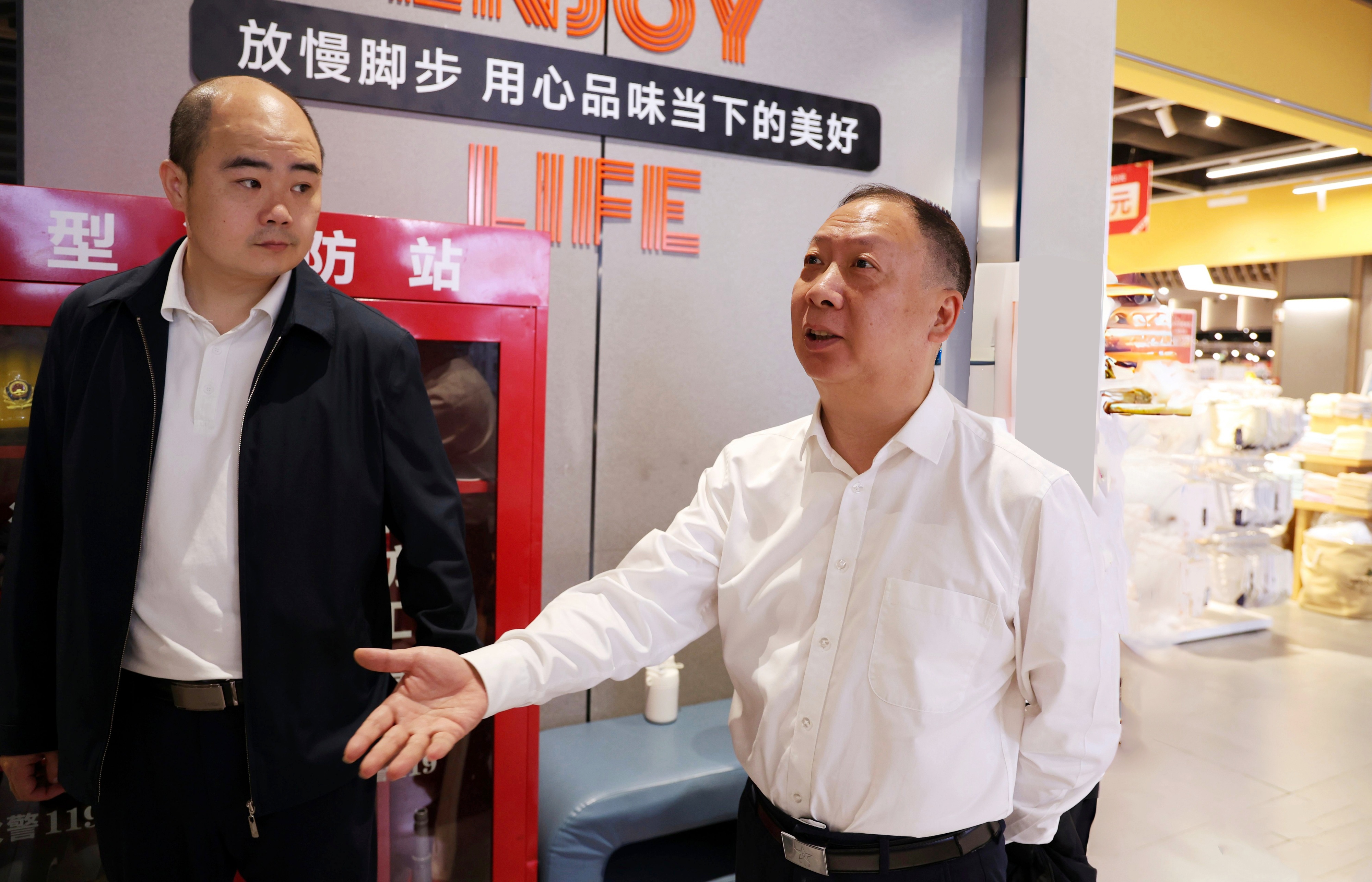 孙纬辉深入商场督查食品安全工作