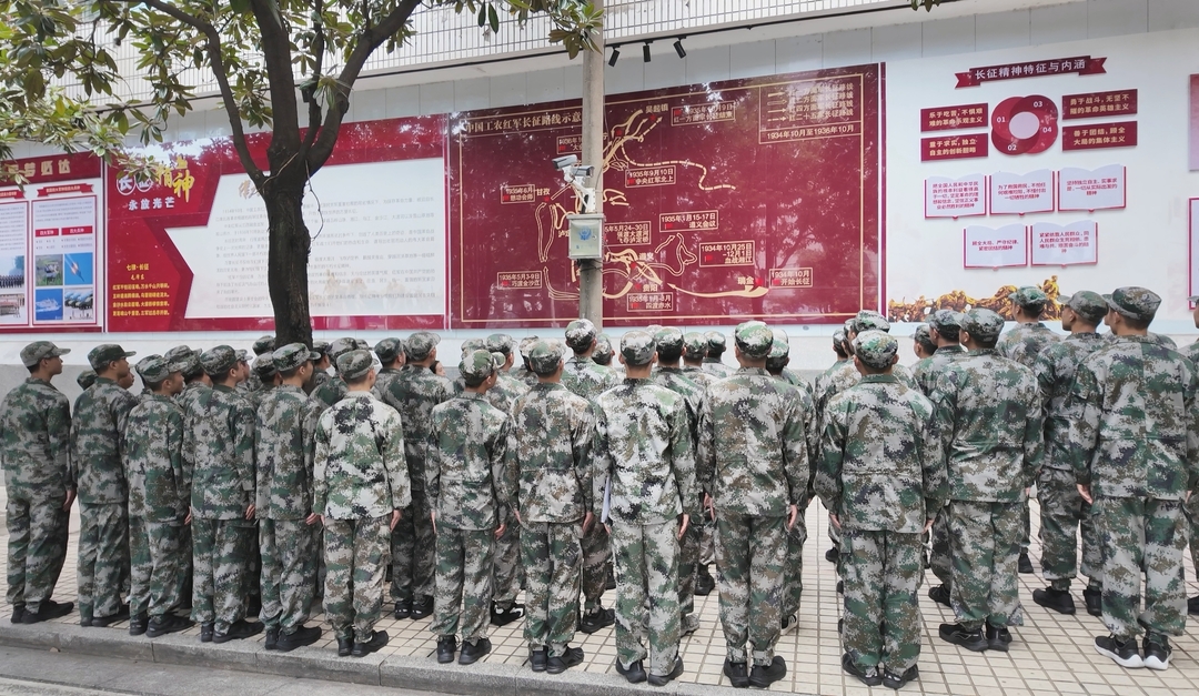 市人武部组织预定新兵开展国防教育活动