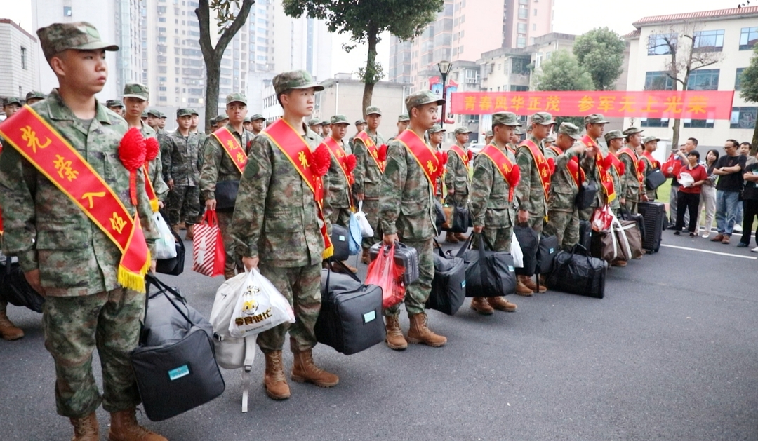 市人武部举行2026年下半年新兵欢送仪式