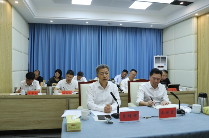 曾超群主持召开专题会议研究溶洞生态环境保护工作