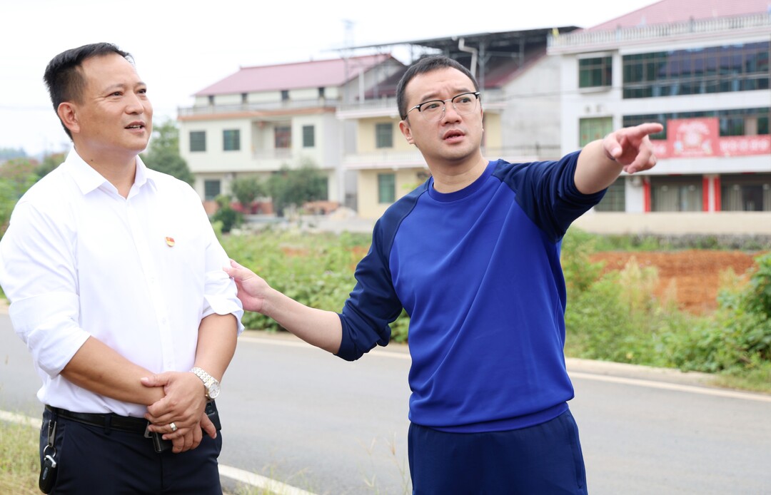 王益群到乡镇街道巡河、巡林，并督导溶洞排查整治等工作