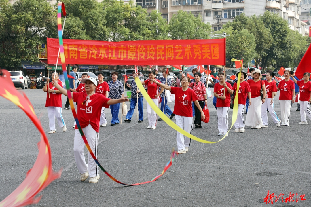 喜迎国庆 | 谭伶玲民间艺术秀美团开展国庆文艺汇演
