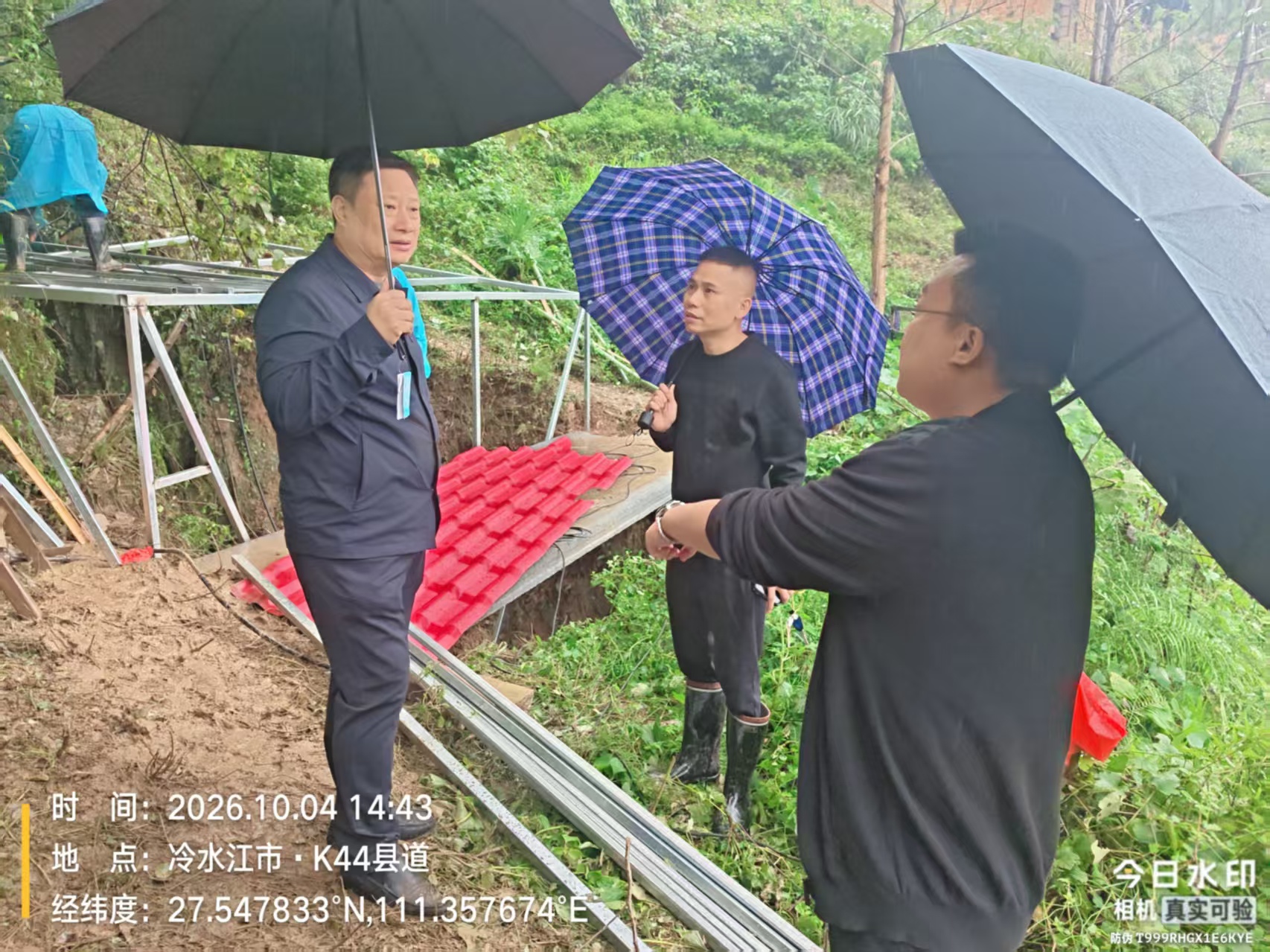 李南新调研溶洞污染整治等工作