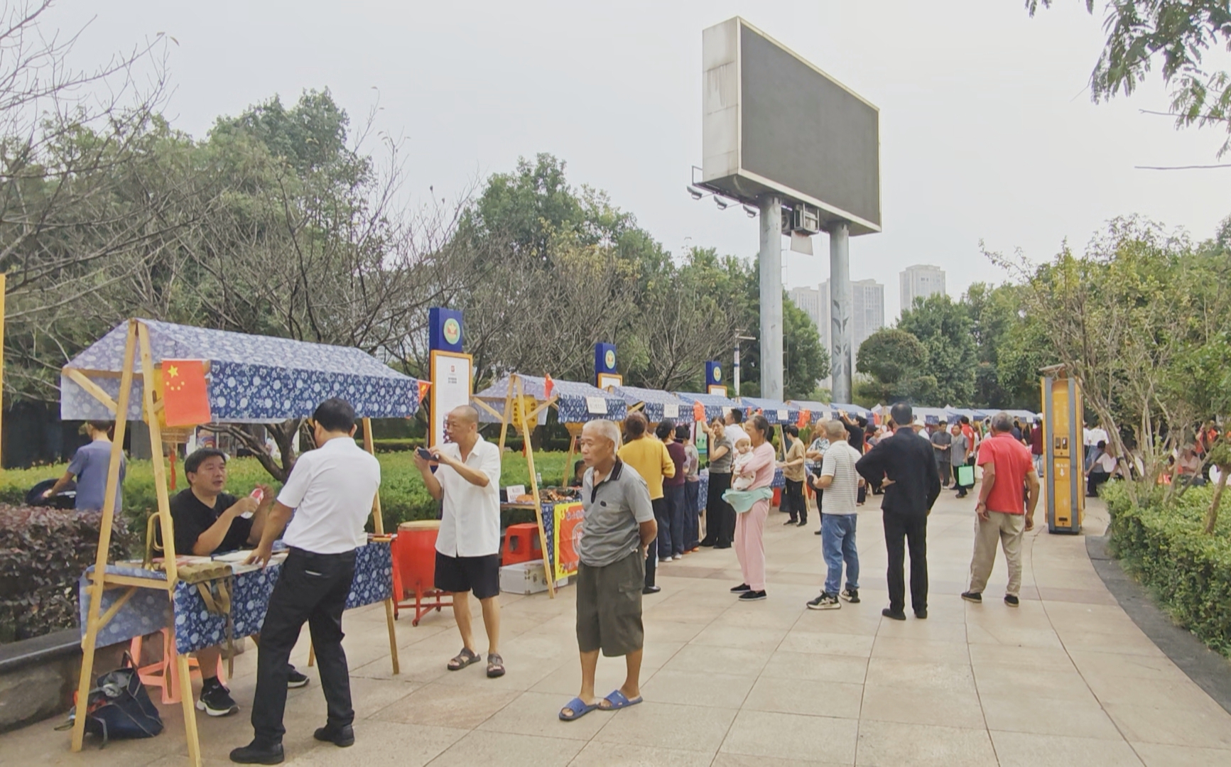 冷水江首届“悦美锑都·非遗集市”火热开市