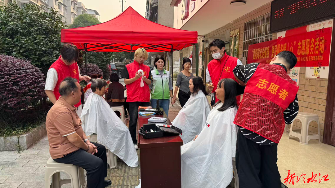 ​冷水江布溪街道：重阳敬老送健康 便民服务暖人心