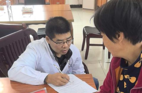 渣渡镇银溪村：党群阵地迎重阳 义诊服务暖民心